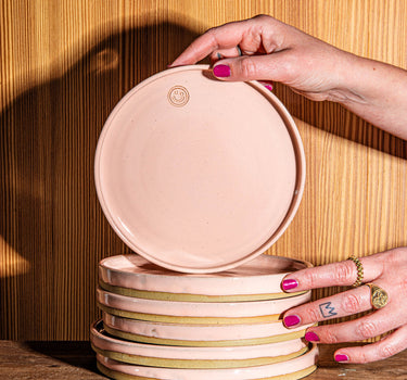 Assiette heureuse à plat