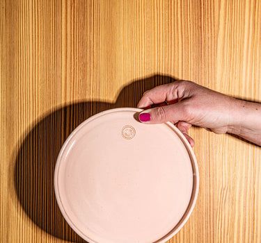 Assiette heureuse à plat