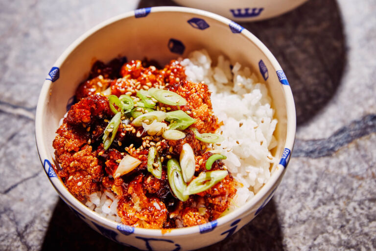 Un Plat Coloré De Bibimbap, Un Bol De Riz Coréen Garni D'un Assortiment Un Plat Coloré De Bibimbap, Un Bol De Riz Coréen Garni D'un Assortiment